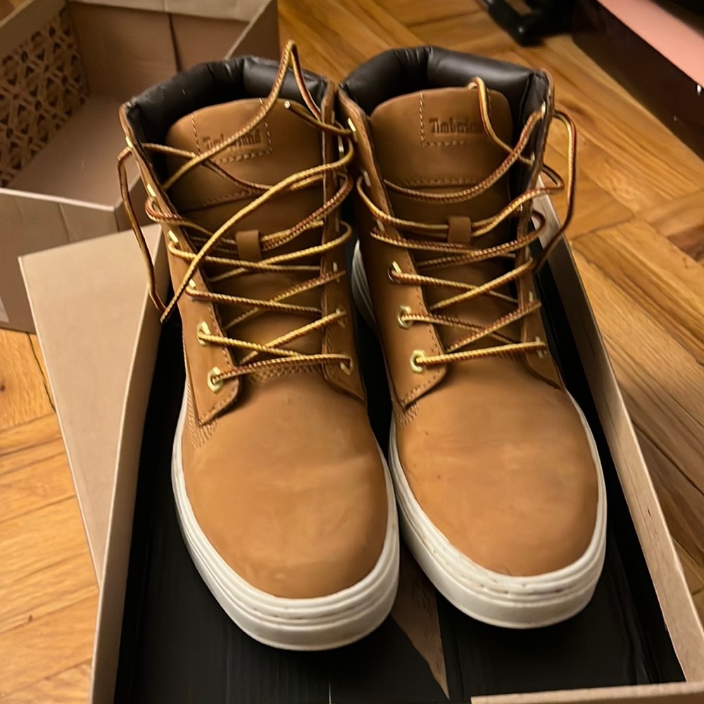 Used women’s Timberland size 7 boots does not come with original box